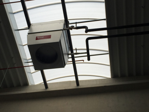 DHL логистична база в София с ефективно отопление от Ховал с покривни децентрализирани апарати TopVent и кондензен газов котел UltraGas