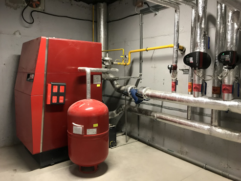 DHL логистична база в София с ефективно отопление от Ховал с покривни децентрализирани апарати TopVent и кондензен газов котел UltraGas