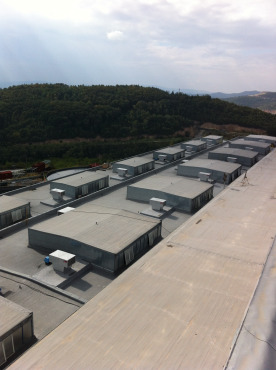 Производствена база Асарел Медет с отопление и вентилация с рекуперация чрез покривни апарати RoofVent TopVent от Hoval